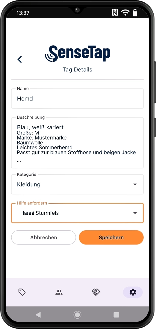 Auf einem Smartphone ist die Tag Detail Übersicht der SenseTap App zu sehen. In dieser wir ein blau, weiß kariertes Hemd geschrieben. Zudem wurde ein Helfer für diesen Tag hinzugefügt.